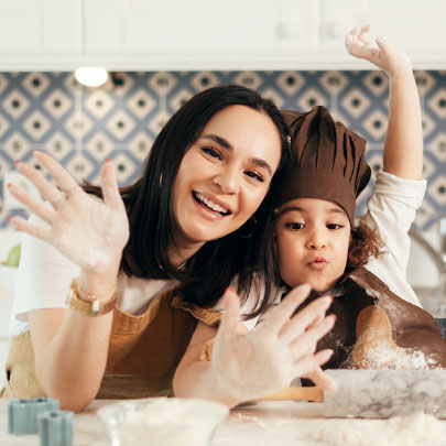 Turuncu Bir Kız Ve Oğlu İle Mutfakta Çocuklar İçin Lezzet Keşifleri